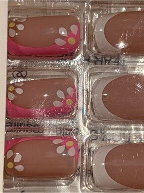 Y2K Pink Daisy French Tip Press On Nails | Retro Floral Nail Set